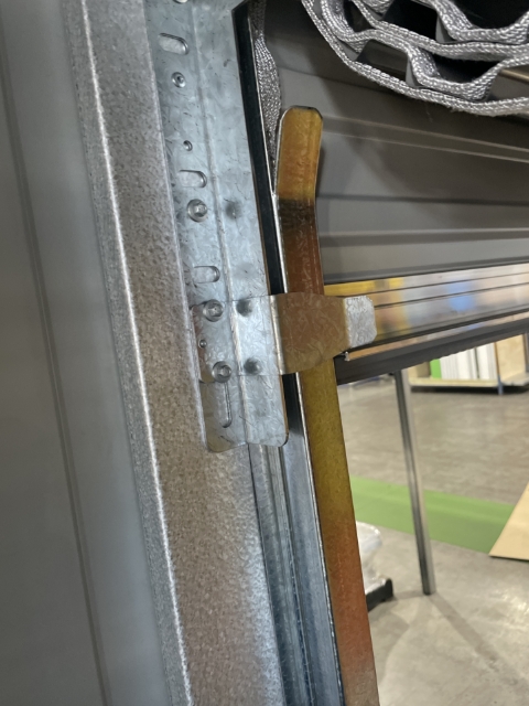 <p>Repeat steps 34-36 for the other top stop bracket.</p>