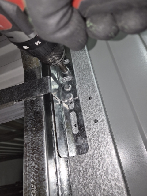 <p>Place screw in the center hole.</p><p></p><p>Screw Hex 12-14-20 Metal C3</p><p>SCHEX121420C3MTL</p>