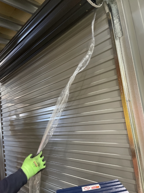 <p>While unrolling the door, remove the plastic.</p>