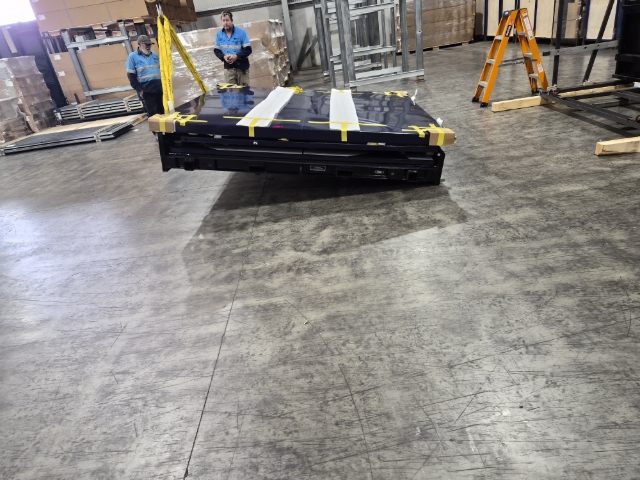 <p>Carefully lay the container down.</p>