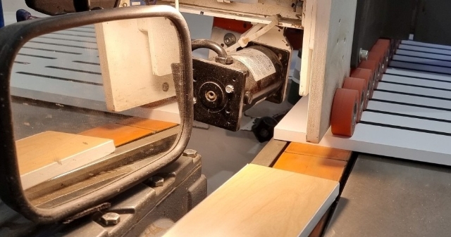 <p><span style="line-height: 1.4;">Once panel exits onto rear roller use mirror to inspect edge for quality. Rear operator to inspect also</span></p>