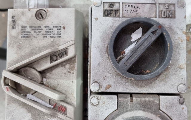 <p><span style="line-height: 1.4;">Two Main switches at rear of Edger set to “ON”</span></p>