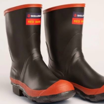 <p>You’ll need to wear suitable clothing.
Wear old clothes and then you’ll put on waterproofs, gum boots and gloves in the dairy.
You must always wear gloves for milking.</p>