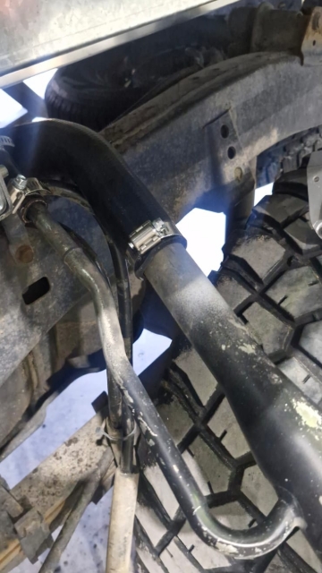 <p>Hoses are fully clamped up. </p>