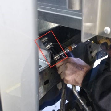 <p>Tighten the hoses to the tubing and fuel funnel using the clamps shown.</p>
