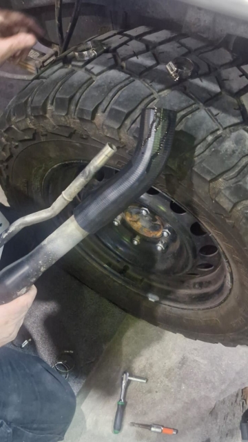<p>Attach the hose to the fuel funnel.</p>