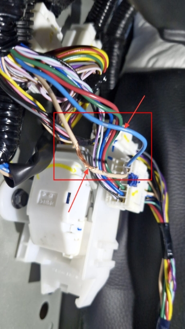 <p>Locate the Brown and Blue wire for the central locking and stip 10mm.</p>