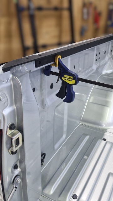 <p>Clamp the back of the side rails firmly to the well side.</p>