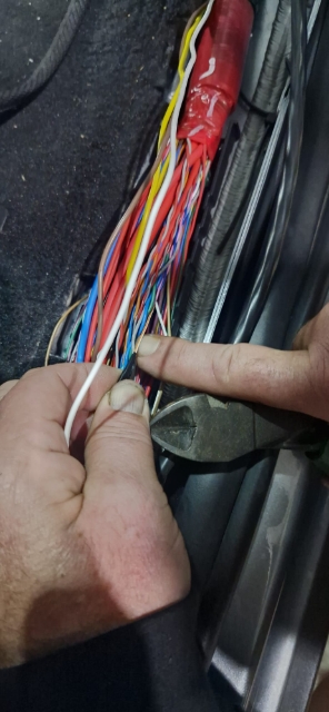 <p>Connect the white wire from the incab loom to the small orange wire with a white stripe. Ensure to solder and use electrical tape.</p>