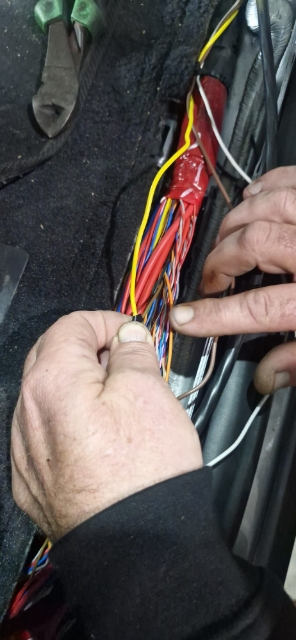 <p>Connect the brown wire from the incab loom to the yellow factory wire for the lock on the central locking. Ensure to solder and use electrical tape.</p>