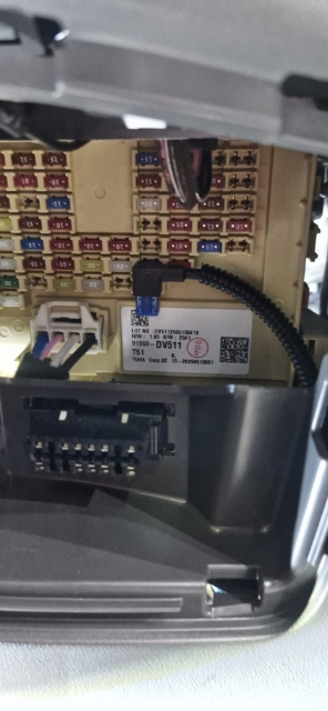 <p>Fit the fuse to the spot shown.</p>