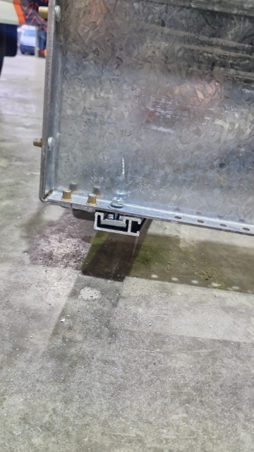 <p>Fit the low-profile bar to the drawer using a strut nut with an M8 x 25 hex head bolt with M8 sping washer and flat head washer.</p>