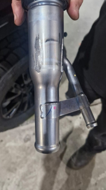 <p>Cut the welds off as shown.</p>