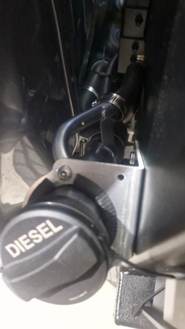 <p>Fit the fuel filler to the bracket.</p>