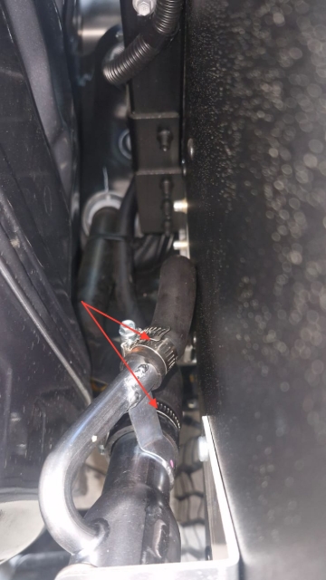 <p>Fit the fuel filler to the hoses. Clamp the hoses to the fuel filler.</p>