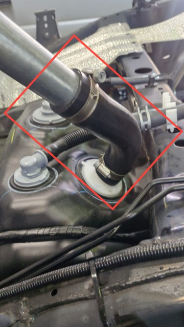 <p>Remove the original fuel hose and fit a 90-degree fuel hose (RS108482). Clamp it as shown (FS103076).<br></p><blockquote><p><em>Cut 80mm of the 90-degree fuel hose so the hose doesn't pinch and prevent the fuel from entering.</em></p></blockquote><p></p>