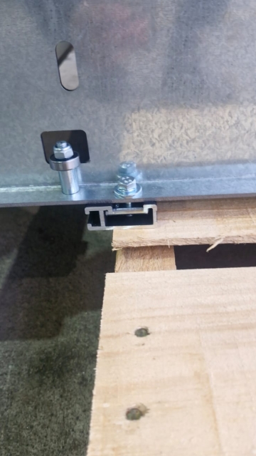 <p>Fit a 910mm length of low-profile bar to either side of the drawer with a strut nut and an M8 x 25 with a flat head washer to hold it tight to the drawer carcase.</p>