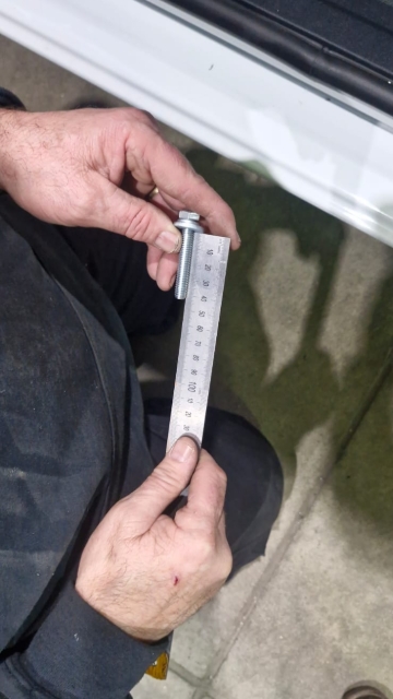 <p>Use an M8 x 50mm bolt with an M8 heavy-duty washer and an M8 spring washer.</p>