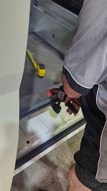 <p>Clamp the drawer to the floor on both sides.</p>