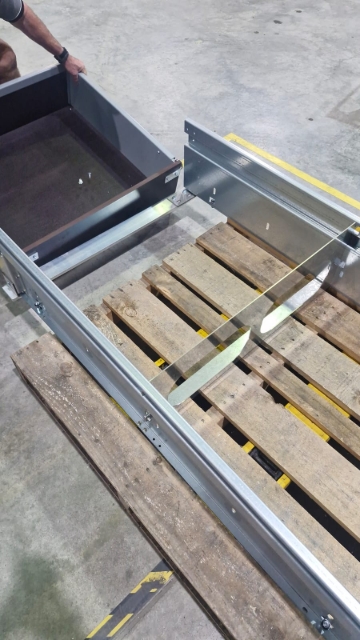 <p>Take the drawers out of the carcase to place the split drawer inside the van.</p>