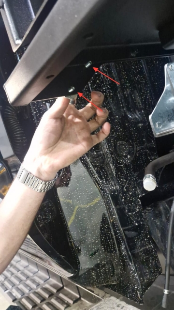 <p>Fit the Ad blue bracket (CP107954) to the spot shown. Use M6 bolt - nut</p>