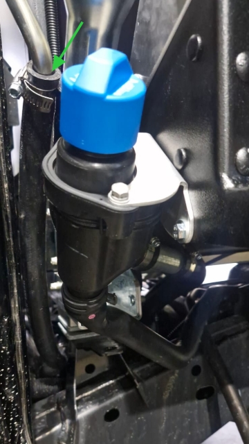 <p>For the fuel breather, place the hose on the breather and use a hose clamp (FS103077) to tighten. </p>