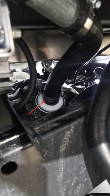 <p>Fit the 45-degree hose (RS108483) to the fuel tank as shown. Use a hose clamp to tighten it to the tank.</p>