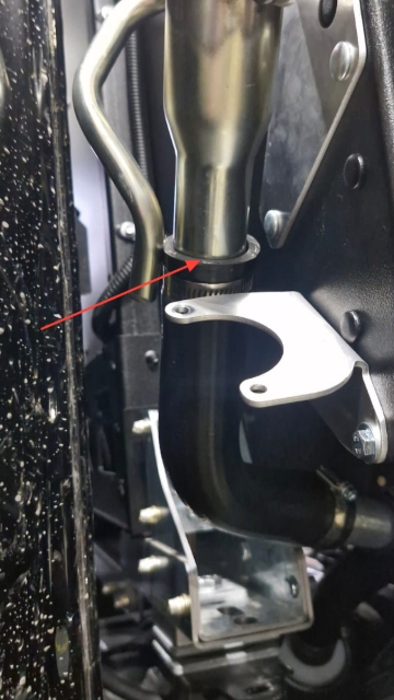 <p>Fit the fuel filler to the hose. Use a hose clamp (FS103076) to tighten.</p>