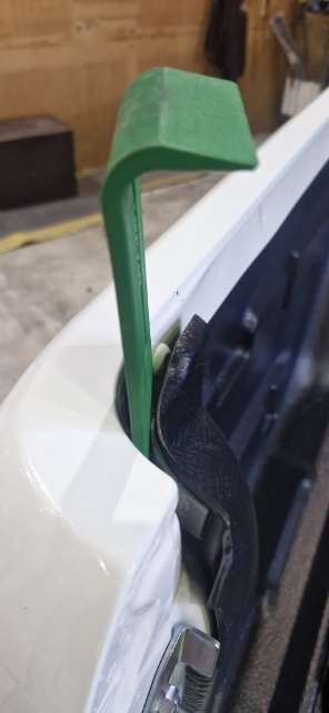<p>If the wellside has a liner, use a plastic prying tool to make a gap between the liner and the wellside at the rear.</p>