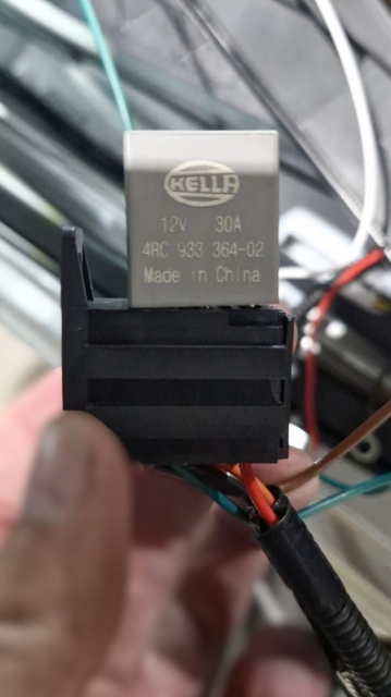 <p>Connect the relay (EL106438) to the relay box as shown.</p>