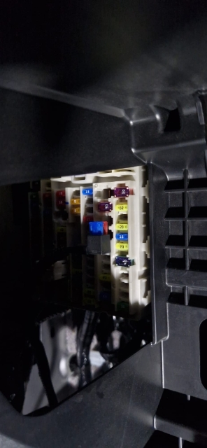 <p>Place the fuse holder in the place shown.</p>