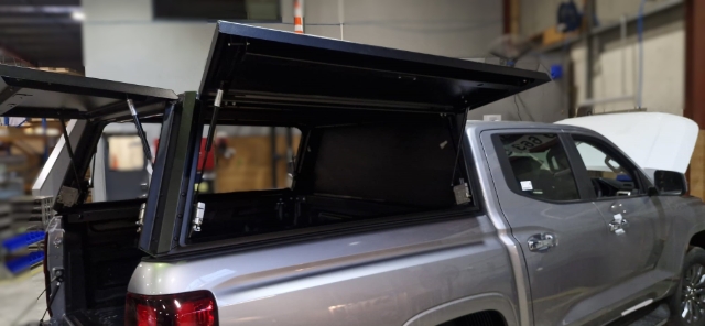 <p>Lift the canopy onto the ute's wellside with at least 4 people.</p>