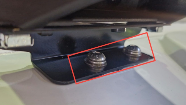 <p>Fit the brackets to the roof using M6 button head bolts and an M6 spring washer and M6 flat head washer</p>