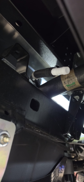 <p>Fit the breather joiner into the factory breather Hose.</p>