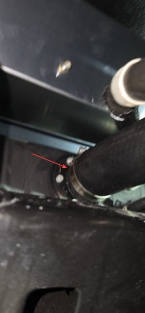 <p>Fit the new hose to the fuel tank with a hose clamp.</p>