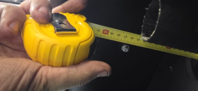 <p>Measure and cut the new hose to 450 mm for the fuel filler.</p>