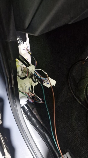 <p>From the incab loom, brown connects to white and green connects to black. Ensure to fully solder and then wrap with electrical tape.</p>