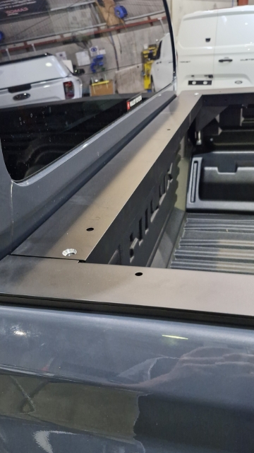 <p>Fit to the front of the wellside.</p>