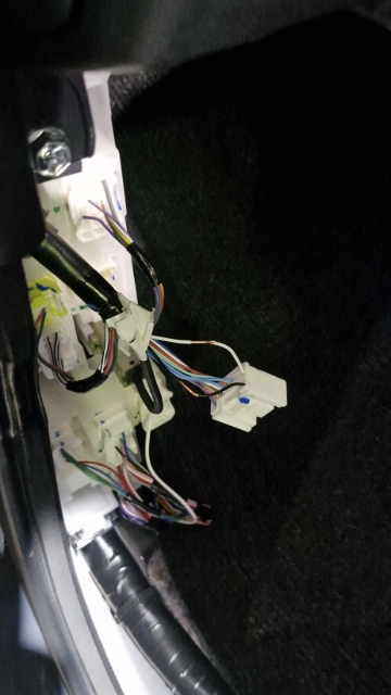 <p>Locate the solid black and white wires and strip 5 mm of instulation of them.</p>