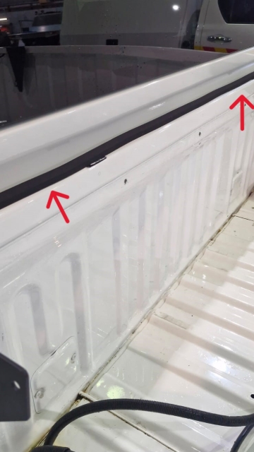 <p>Install the 19x9 mm foam tape on the front of the wellside.</p>
