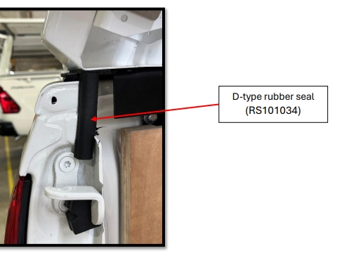 <p>Apply a D-type rubber seal onto the urethane.</p>