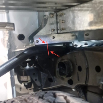 <p>Join the new fuel hose to the pre-existing one using the steel pipe.</p>