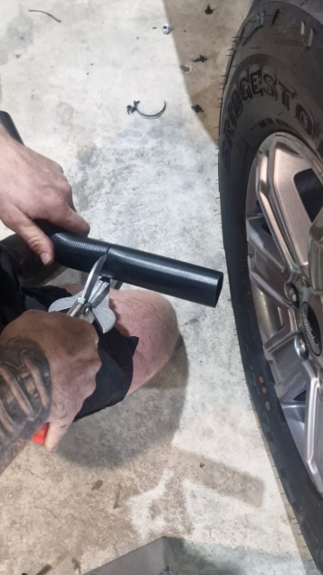 <p>Measure and cut the 45-degree fuel hose (RS108483) as shown.</p>