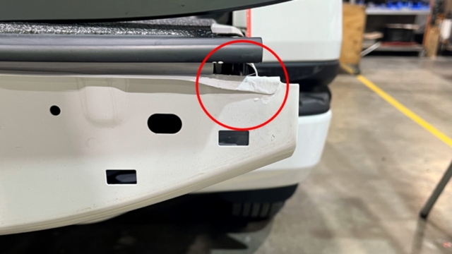 <p>Carefully bend the tailgate flange on both sides to the required position.</p>