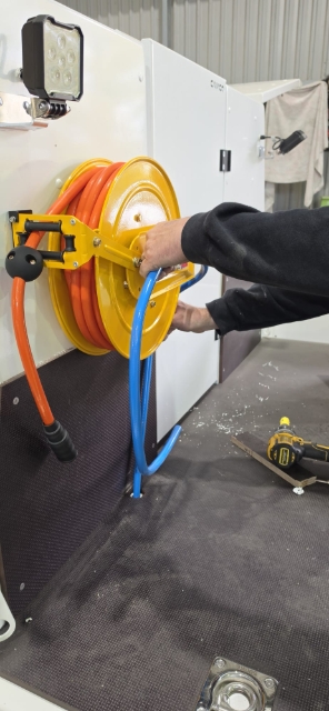 <p>Pull the hose all the way up.</p>
