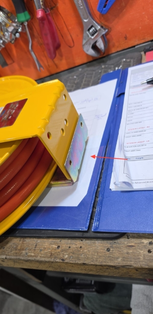 <p>Remove the original bracket on the air hose.</p>