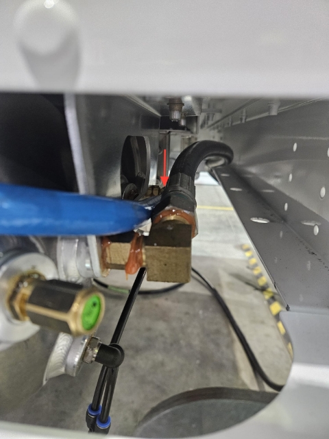 <p>Run the blue hose from the air tanks to the front of the box up the front.</p>