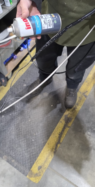<p>Tie the end of the fuse wire to the rod, then spray it with inox grease.</p><p>This is to make it easier to go to the cab.</p>