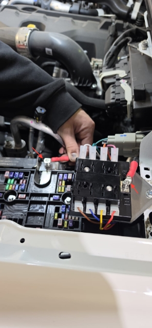 <p>Connect the battery to the fuse box.</p>