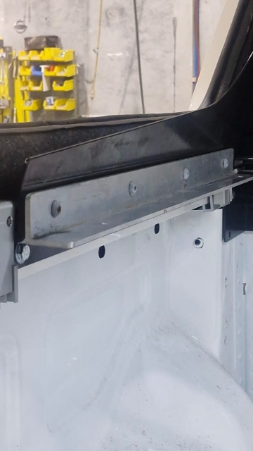 <p>Attach the side of the cargo barriers to the side of the wellside.</p>